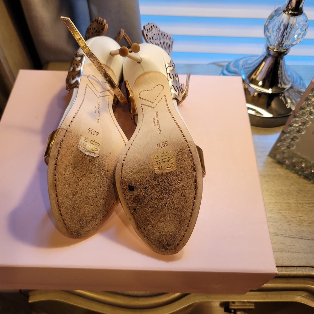 Sophisticated Winged Heels in Gold and White - Picture 12 of 13
